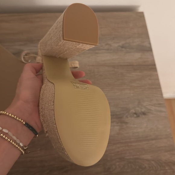 Platform woven sandals size 6 - Picture 3 of 3